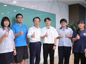 嘉義5學子獲總統教育獎！翁章梁親贈iPad 鼓勵堅毅精神