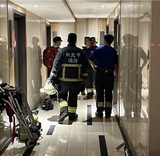 超可怕！泰山家暴男持刀挟持妻儿 警消到场劝说救人