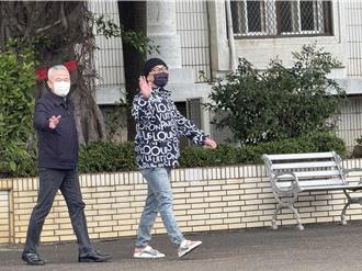 涉洗钱438亿！陈政谷羁押届满 妥协戴电子脚镣当庭获释