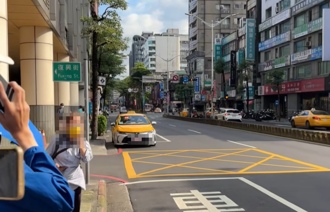 頂溪站拍彩繪公車！ 他報警被「違停小黃」嗆：找麻煩嗎？