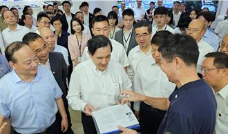 馬英九參訪寧德時代頻提問  收1特別禮物笑稱「翻身」