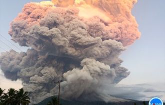 印尼勒沃托比火山噴發 當局下達最高等級警報