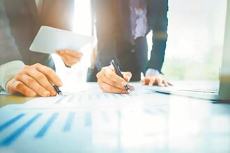 美元保單夯 壽險業者祭優利搶市