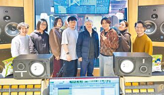 五月天石頭吃塑膠蟑螂練膽 沒用