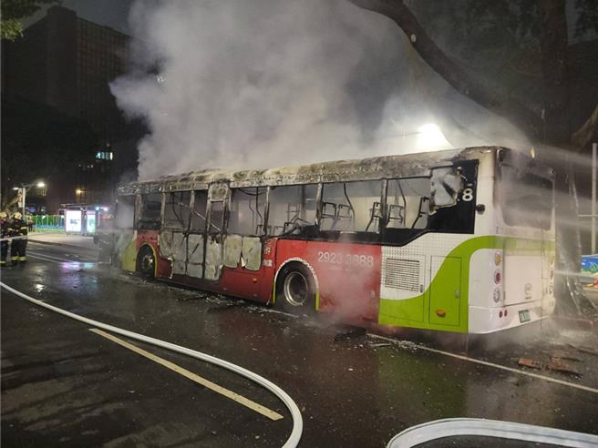 台北市大都會客運262路電動公車16日晚間8時40分疑因電池異常，整輛公車隨即爆炸起火。（本報資料照片）