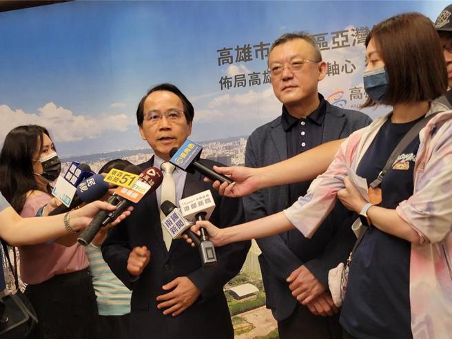 高雄副市長林欽榮（左）17日表示，「亞灣智能公司」將投資至少110億元，興建2棟658戶社會住宅與2棟高級住宅，右為「亞灣智能公司」董事長郭君傑。（圖：顏瑞田）