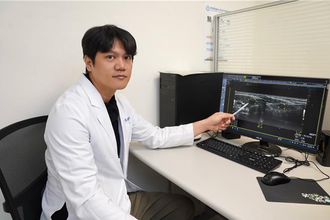 中國醫藥大學新竹附設醫院一般外科醫師古君平表示，甲狀腺全切除手術後，儘管術後出現低血鈣，導致手腳麻木等不適，但可以靜脈注射及口服補充高劑量鈣劑與維他命D治療。（中國醫大新竹附醫提供／陳育賢新竹傳真）