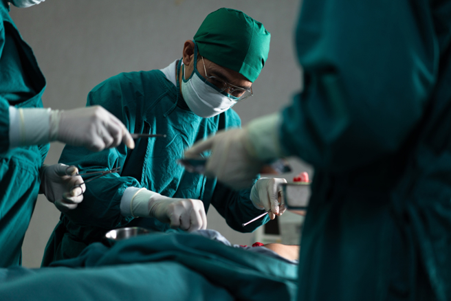 48歲女甲狀腺癌合併亢進，全切除後血鈣驟降、手腳麻痺靠補鈣穩定。（示意圖，shutterstock／達志）