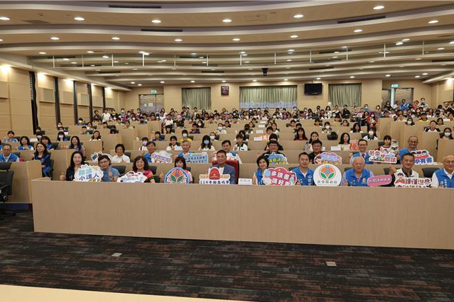 苗栗縣政府為培養國中、小學生文學寫作能力，連續13年舉辦文狀元選拔競賽，苗栗縣長鍾東錦17日頒獎表揚優秀學生。（謝明俊攝）