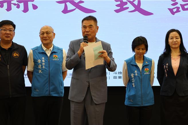 苗栗縣政府為培養國中、小學生文學寫作能力，連續13年舉辦文狀元選拔競賽，苗栗縣長鍾東錦17日頒獎表揚優秀學生。（謝明俊攝）