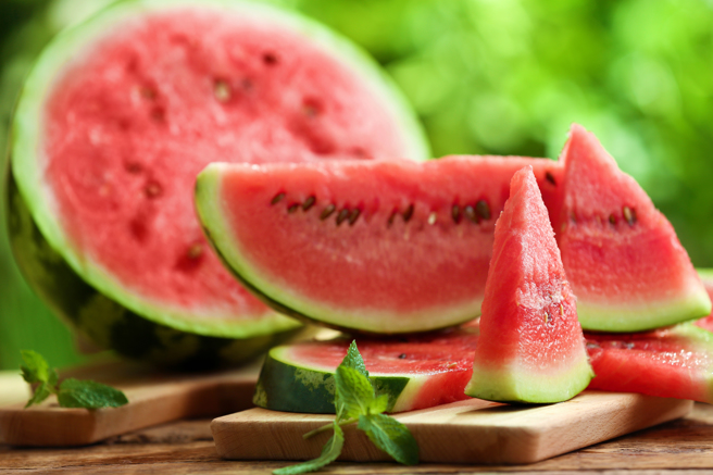 西瓜是夏季消暑的水果，譚敦慈提醒買回家後要做前置處理，食用時也要使用乾淨的餐具。（示意圖，Shutterstock／達志）