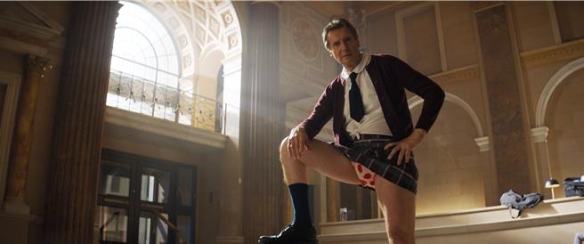 連恩尼遜破格演出，穿內褲出現在預告中吸引眾人目光。（UIP提供）