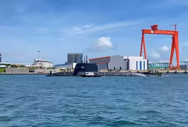 海鯤號首次海測浮航5小時返港。(IDF經國號臉粉絲書專頁提供)