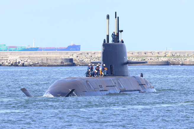 海鯤號上午出港首度進行海上測試。（圖／Tony Yueh提供）