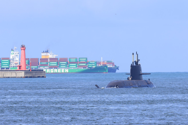 海鯤號上午出港首度進行海上測試。（圖／Tony Yueh提供）