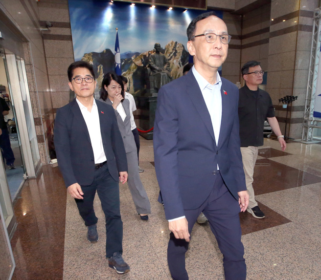 总统府邀请在野党主席明(18日)参加国安简报，在民眾党宣布不克出席后，国民党17日也宣布明天将不出席；党主席朱立伦(前)表示朝野和解的关键钥匙在赖清德总统手上，用最大的智慧化解大罢免才是朝野对话的基础。(范扬光摄)