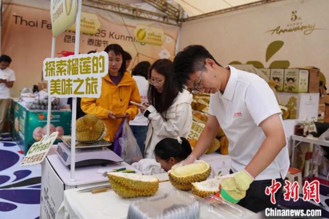 2025年5月29日，2025年第十五届昆明·泰国节在云南昆明开幕。图为集市上售卖的泰国榴莲。中新社
