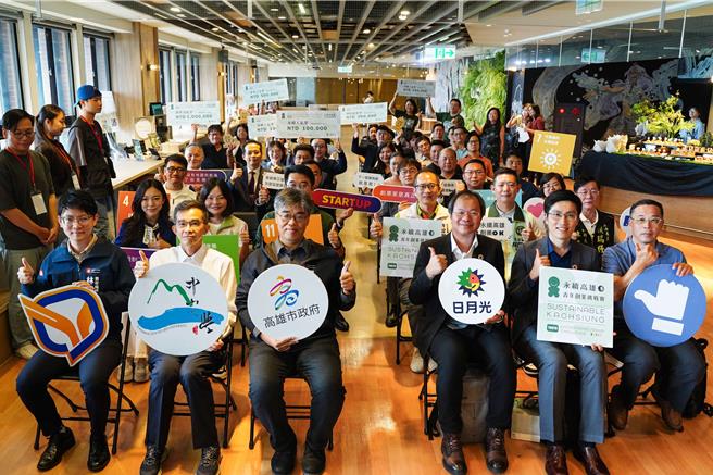 高市青年局首屆「永續高雄：青年創業挑戰賽」今(17)日迎來12強最終對決，頒獎典禮邀請日月光集團李政傑副總經理（前排右三）、高雄市政府李懷仁副市長（前排左三）及國立中山大學陳世哲副校長（前排左二）一起揭曉最終獲獎名單，全場合影為決賽畫下圓滿句點。（高市青年局提供）