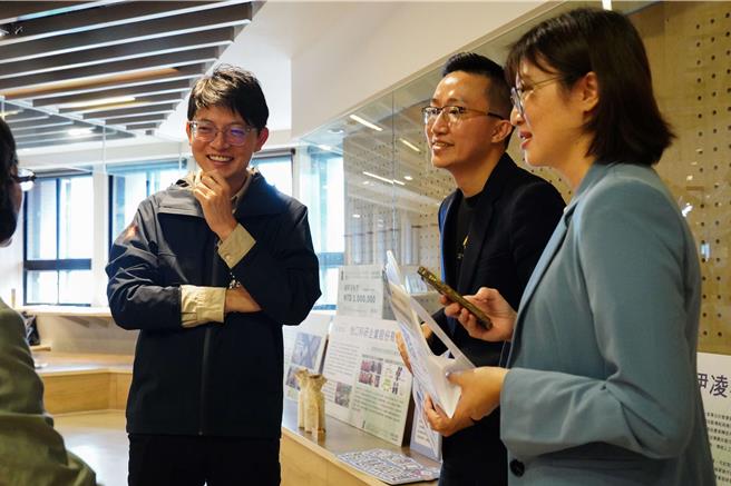 青年局林楷軒局長（左）與得獎團隊「意恩醫研有限公司」互動交流，對團隊亮眼的表現給予肯定。（高市青年局提供）