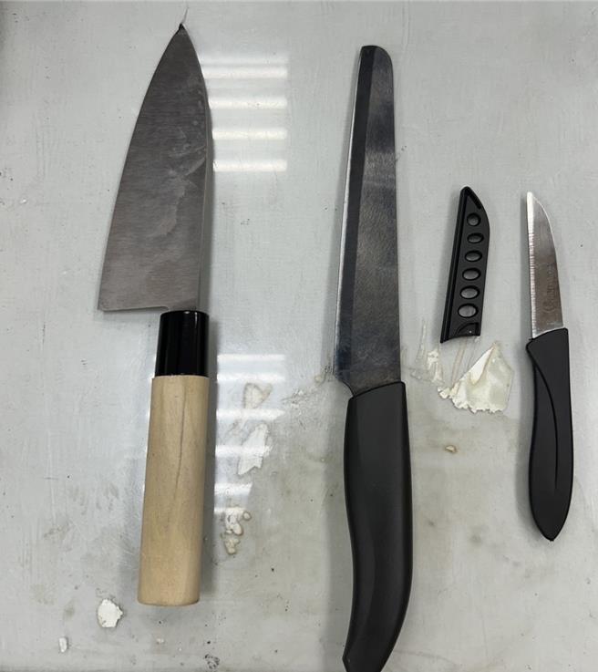 32歲丈夫葉男持3把刀將妻兒反鎖屋內，所幸警方即時救援，無人傷亡。（警方提供）
