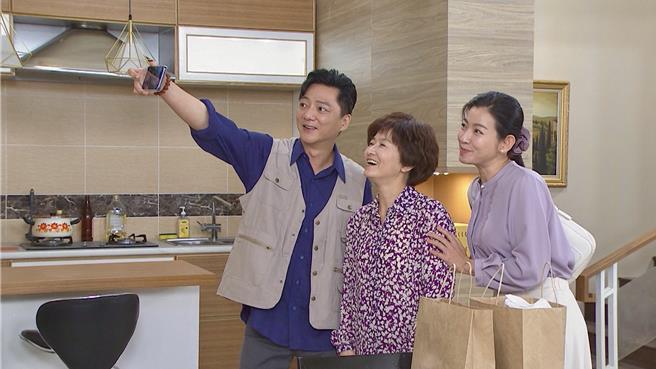 藍葦華、謝瓊煖、米可白劇中自拍。（民視提供）