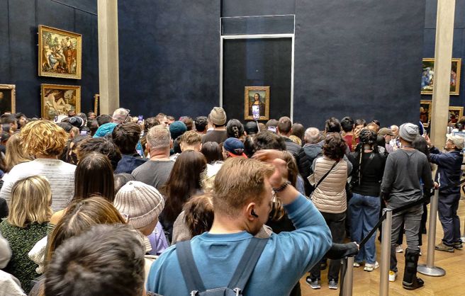 遊客表示，想看蒙娜麗莎畫根本不可能，只看的到遊客的手機架、更多的人。(圖/美聯社)
