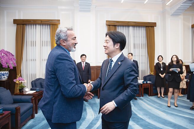 总统赖清德（右）16日接见「美联邦眾院国会台湾连线共同主席贝拉（左）访问团」。图／总统府提供