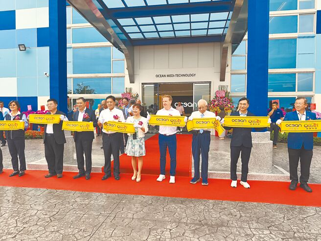 中市工策会总干事黄于珊（左一）、草屯镇长简胜（左四）、欧群董事长廖月照（中）、德国Ｍr,jurog Bayer（右四）等贵宾参加剪彩。图／蔡荣昌