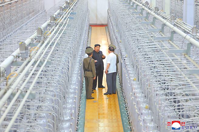 官媒朝中社去年9月和今年1月两度罕见公开设施内部影像，显示官方有意展示计画的规模与真实性。（美联社）