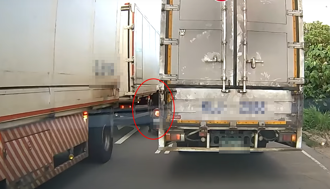 地獄卡位王？騎士硬鑽「兩大車縫隙」 網嚇：電影都不敢這樣演