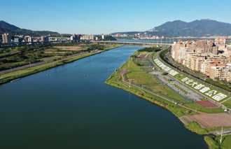 新北市微風運河驚見全身腫脹男浮屍！民眾嚇壞急報警