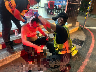 驚悚！台中男凌晨瓦斯桶隨機砸車  再衝超商持刀刺傷客人