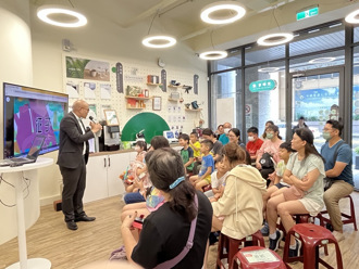 「没有买卖也能走进门市」信义房屋内湖店携手黑嘉嘉围棋办讲座