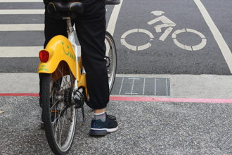 騎Ubike要看哪個號誌燈？她闖紅燈秒收700元罰單