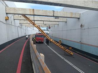 高雄過港隧道限高架慘遭擊落！旗津往前鎮單線雙向通行