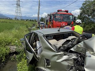 宜兰三星乡休旅车、轿车农田小路对撞    2车全毁3人受伤