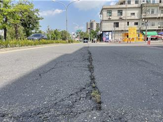 鳳山立志街見200米爛路 挨批：腳踏車輪卡縫隙遲早的事