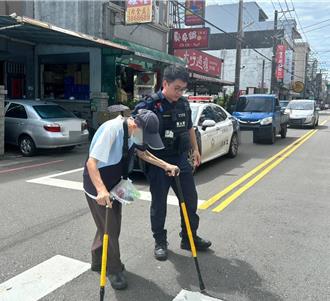 老翁拄拐杖呆望車流 大園警一步步攙扶過馬路