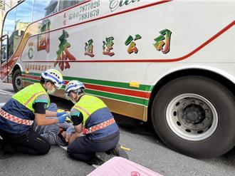 彰化精誠中學校車與機車擦撞   騎士捲入車底受傷送醫