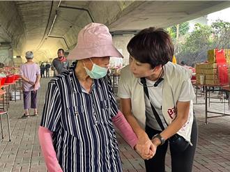 陳亭妃偕南市7議員爭取長者計程車補助   黃偉哲、林俊憲都回應了