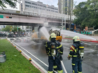 快讯》北市辛亥路工程车起火 疑似后斗气瓶外泄导致