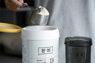 打工人疯吃「人用饲料」3分钟搞定！ 陆网惊呼：悲哀