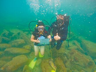 台美學生潛水 海底撈畢業證書