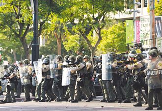 台美民主獨裁這道題