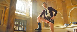 連恩尼遜草莓內褲外露 顛覆硬漢形象