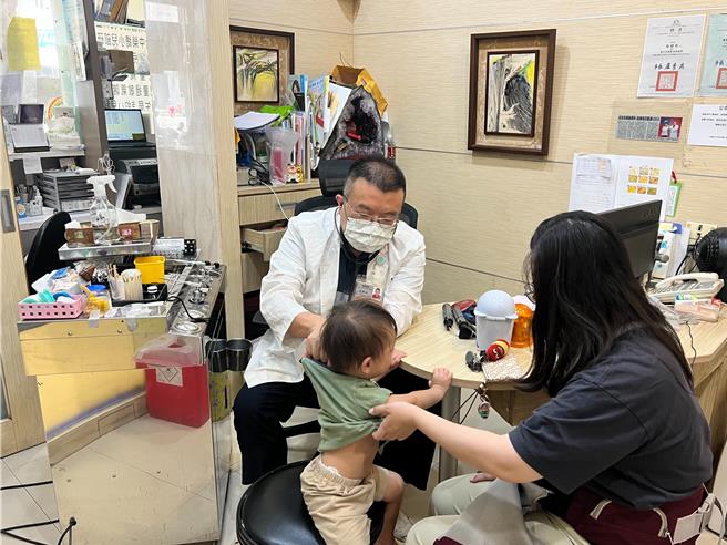 小兒科醫師施勝桓提醒家長要按照帶寶寶到醫療院所接種疫苗。（馮惠宜攝）