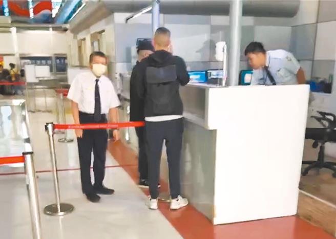 顏大钧（戴帽者）日前疑似在保镳陪同下，准备从高雄小港机场出境时，被查出遭境管未能离境。（民眾提供／李奇叡台南传真）