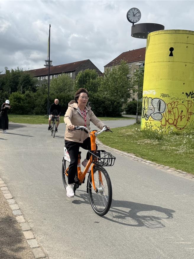 彰化縣長王惠美在丹麥首都哥本哈根，實地體驗騎乘當地共享單車。（彰化縣政府提供／葉靜美彰化傳真）