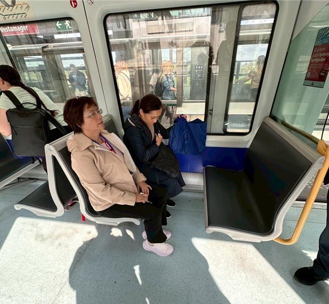 彰化縣長王惠美（左一）等人在丹麥首都哥本哈根搭乘地鐵，體驗其便捷的大眾交通運輸。（彰化縣政府提供／葉靜美彰化傳真）