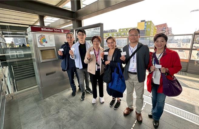 彰化縣長王惠美（左三）等人在丹麥首都哥本哈根搭乘地鐵，體驗其便捷的大眾交通運輸。（彰化縣政府提供／葉靜美彰化傳真）